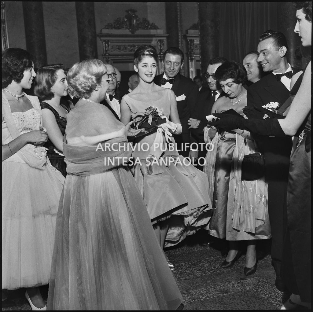 Jole Veneziani e Vera Spezia, tra gli altri, nel foyer del Teatro alla Scala in occasione della serata inaugurale della stagione lirica 1957-1958 con l'opera "Un ballo in maschera", di Giuseppe Verdi, diretta da Gianandrea Gavazzeni con la regia di Margherita Wallmann