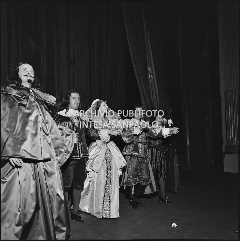 Gli artisti sul palcoscenico del Teatro alla Scala al termine dell'opera "Un ballo in maschera", di Giuseppe Verdi, diretta da Gianandrea Gavazzeni con la regia di Margherita Wallmann, che inaugura la stagione lirica 1957-1958