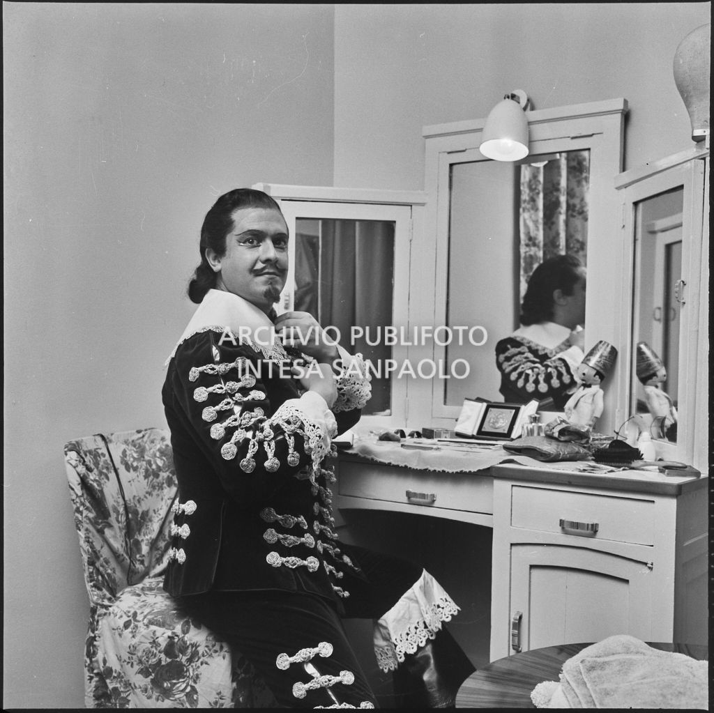 Il tenore Giuseppe di Stefano nel camerino del Teatro alla Scala durante la serata inaugurale della stagione lirica 1957-1958, aperta con l'opera "Un ballo in maschera", di Giuseppe Verdi, diretta da Gianandrea Gavazzeni con la regia di Margherita Wallmann