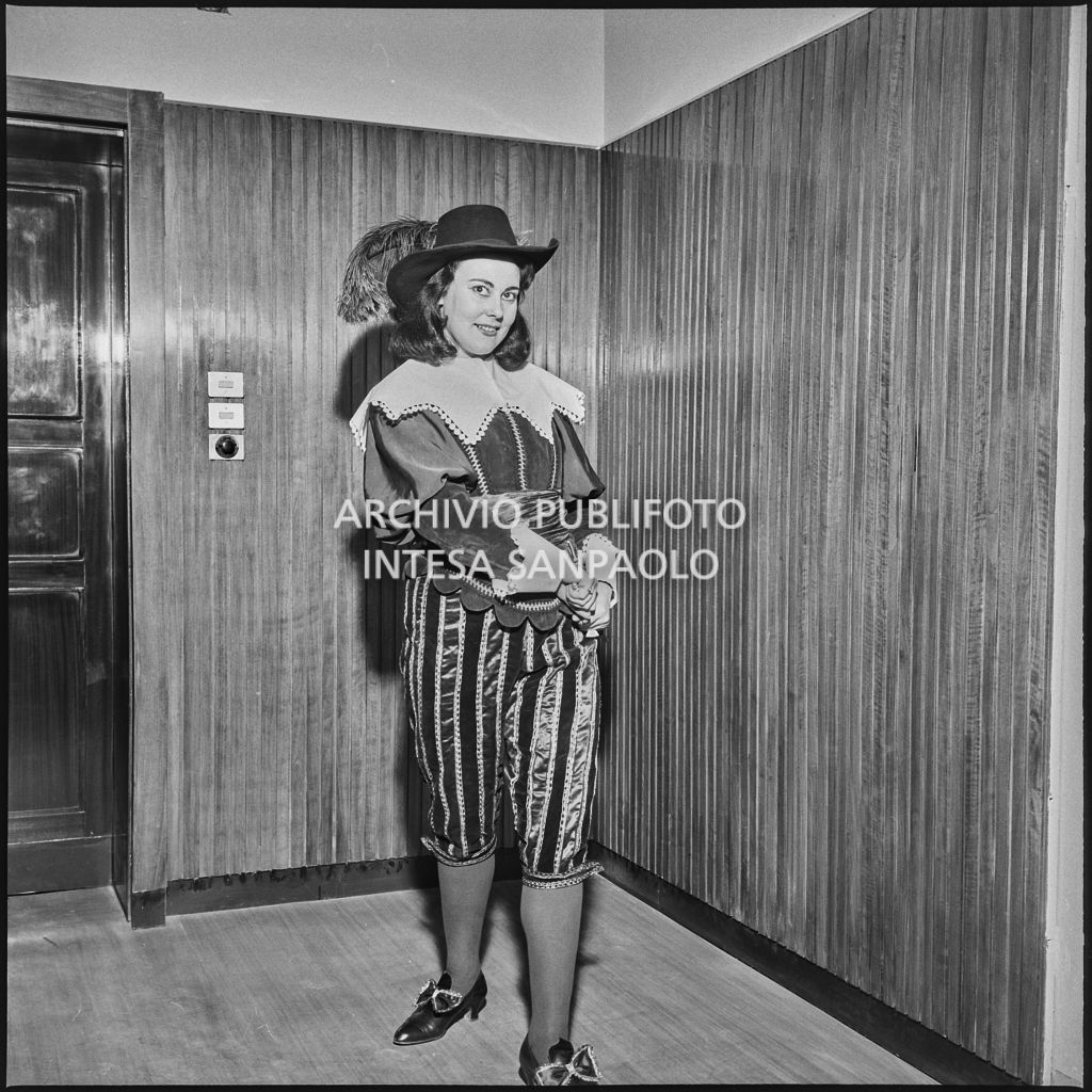 Il soprano Eugenia Ratti, in abito di scena, in occasione della serata inaugurale della stagione lirica 1957-1958 del Teatro alla Scala con l'opera "Un ballo in maschera", di Giuseppe Verdi, diretta da Gianandrea Gavazzeni con la regia di Margherita Wallmann