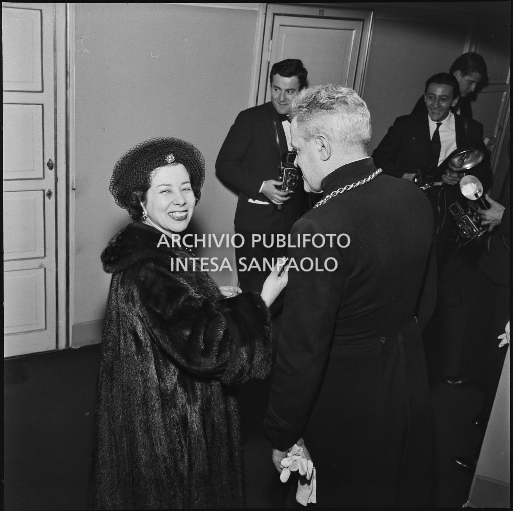 Il soprano Giulietta Simionato al Teatro alla Scala in occasione della serata inaugurale della stagione lirica 1957-1958 con l'opera "Un ballo in maschera", di Giuseppe Verdi, diretta da Gianandrea Gavazzeni con la regia di Margherita Wallmann