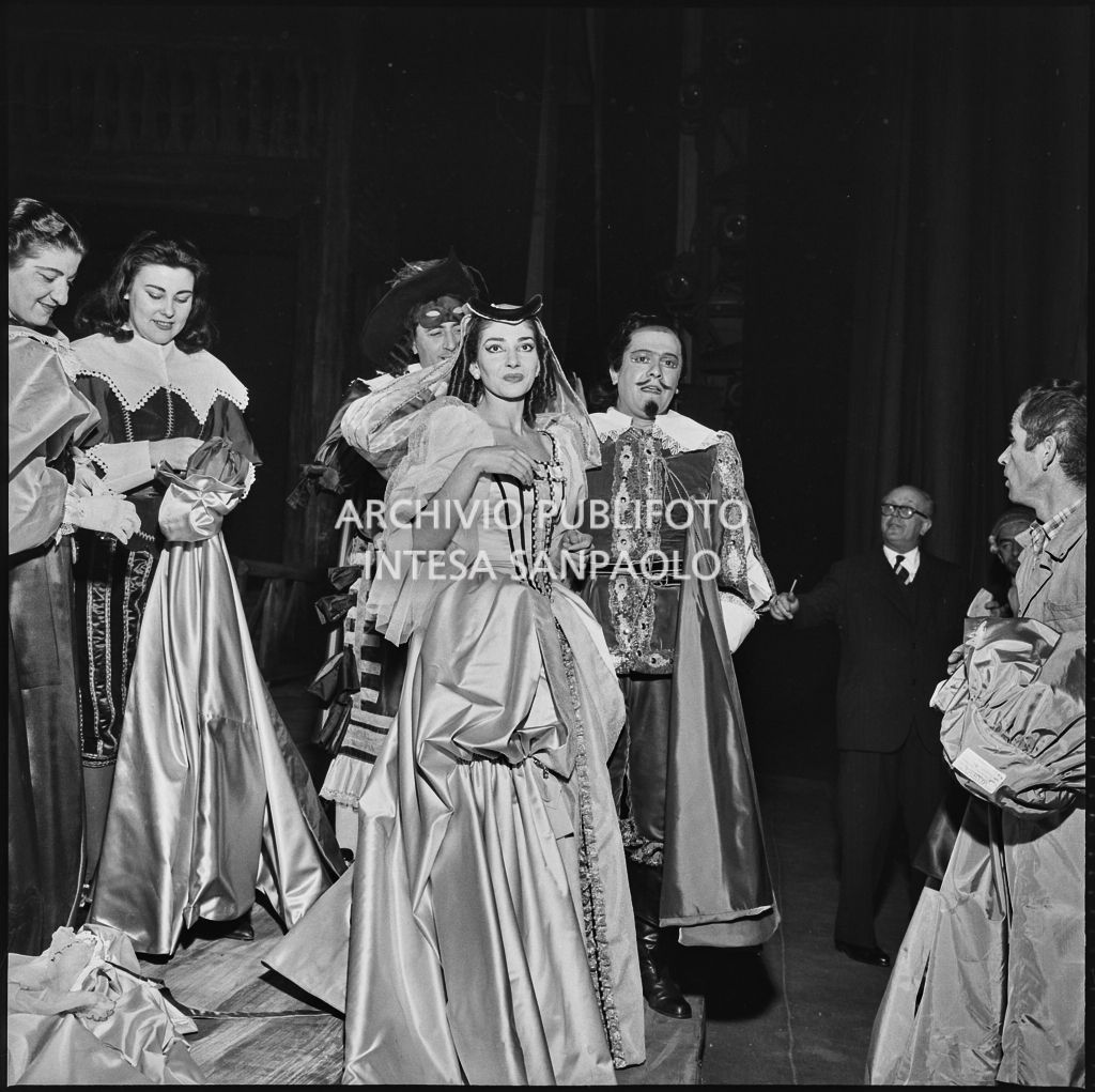 Gli artisti, in abiti di scena, dietro le quinte del Teatro alla Scala al termine dell'opera "Un ballo in maschera", di Giuseppe Verdi, diretta da Gianandrea Gavazzeni con la regia di Margherita Wallmann, che inaugura la stagione lirica 1957-1958