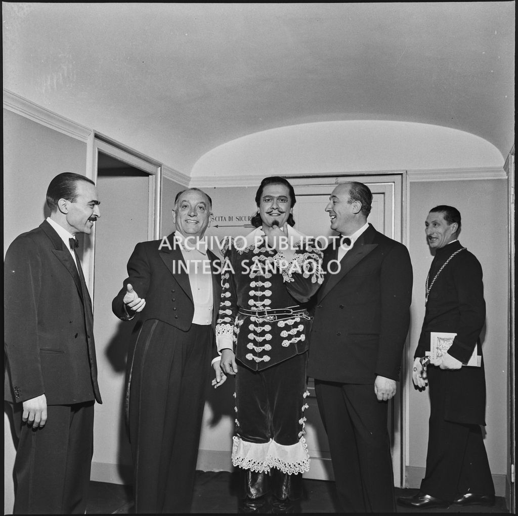 Il tenore Giuseppe di Stefano, in costume di scena, con alcuni spettatori al Teatro alla Scala in occasione della serata inaugurale della stagione lirica 1957-1958 con l'opera "Un ballo in maschera", di Giuseppe Verdi, diretta da Gianandrea Gavazzeni con la regia di Margherita Wallmann