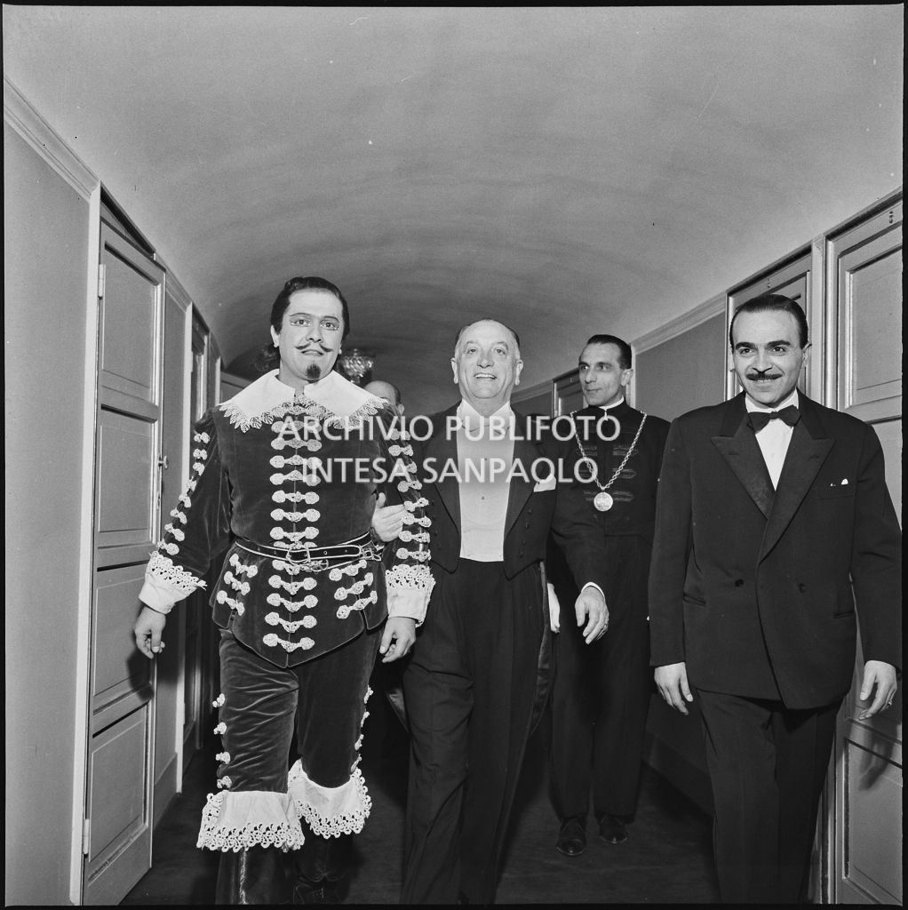 Il tenore Giuseppe di Stefano, in costume di scena, con alcuni spettatori al Teatro alla Scala in occasione della serata inaugurale della stagione lirica 1957-1958, aperta con l'opera "Un ballo in maschera", di Giuseppe Verdi, diretta da Gianandrea Gavazzeni con la regia di Margherita Wallmann