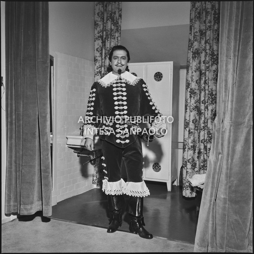Il tenore Giuseppe di Stefano, in costume di scena, nel camerino del Teatro alla scala in occasione della serata inaugurale della stagione lirica 1957-1958, aperta con l'opera "Un ballo in maschera", di Giuseppe Verdi, diretta da Gianandrea Gavazzeni con la regia di Margherita Wallmann