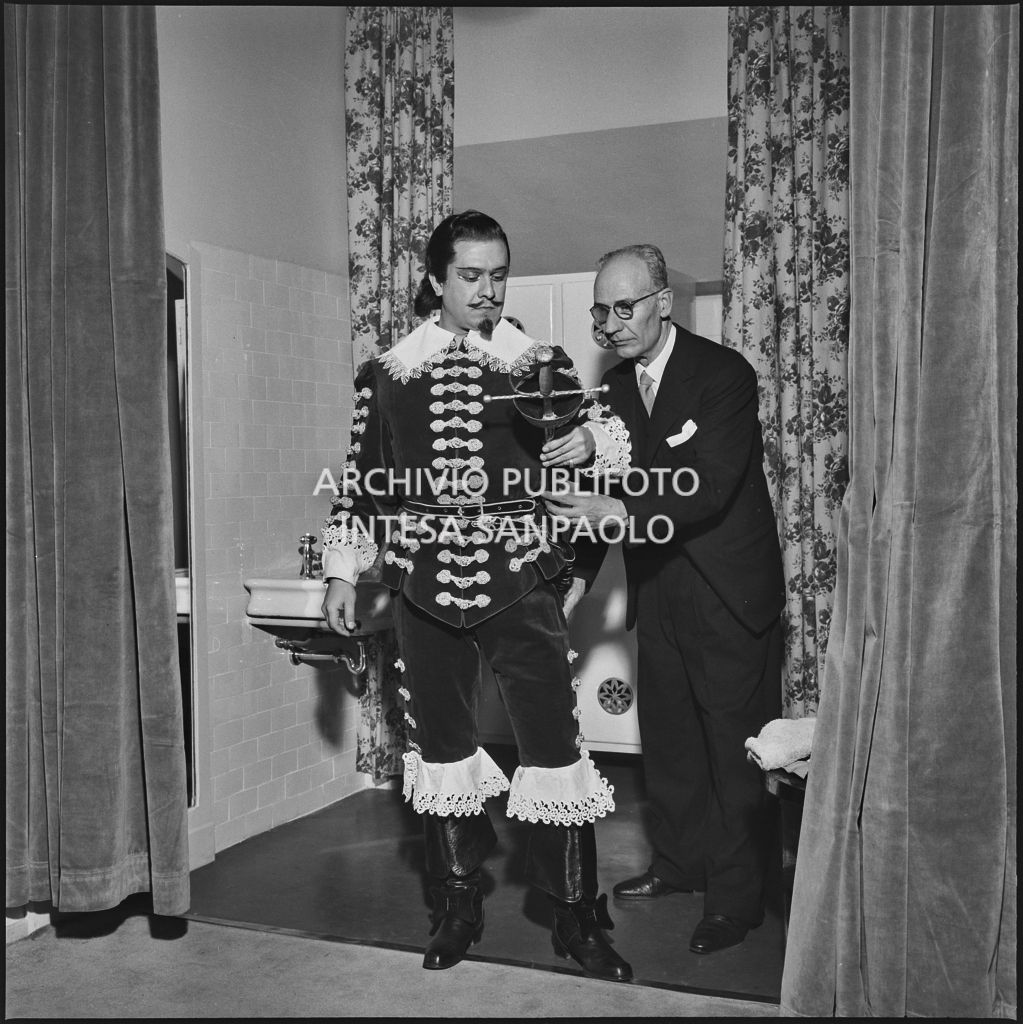 Il tenore Giuseppe di Stefano, in costume di scena, nel camerino del Teatro alla scala in occasione della serata inaugurale della stagione lirica 1957-1958, aperta con l'opera "Un ballo in maschera", di Giuseppe Verdi, diretta da Gianandrea Gavazzeni con la regia di Margherita Wallmann