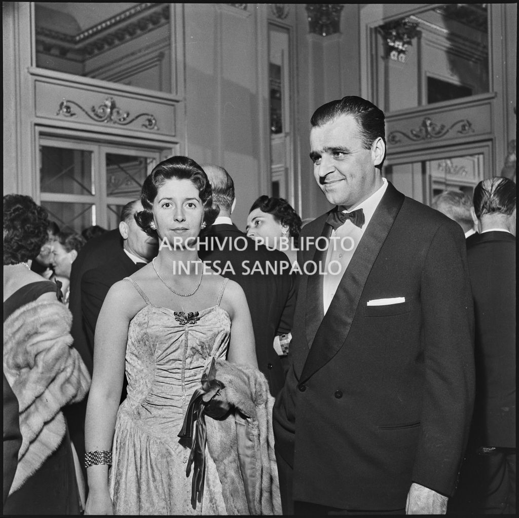 Due spettatori nel foyer del Teatro alla Scala in occasione della serata inaugurale della stagione lirica 1957-1958 con l'opera "Un ballo in maschera", di Giuseppe Verdi, diretta da Gianandrea Gavazzeni con la regia di Margherita Wallmann