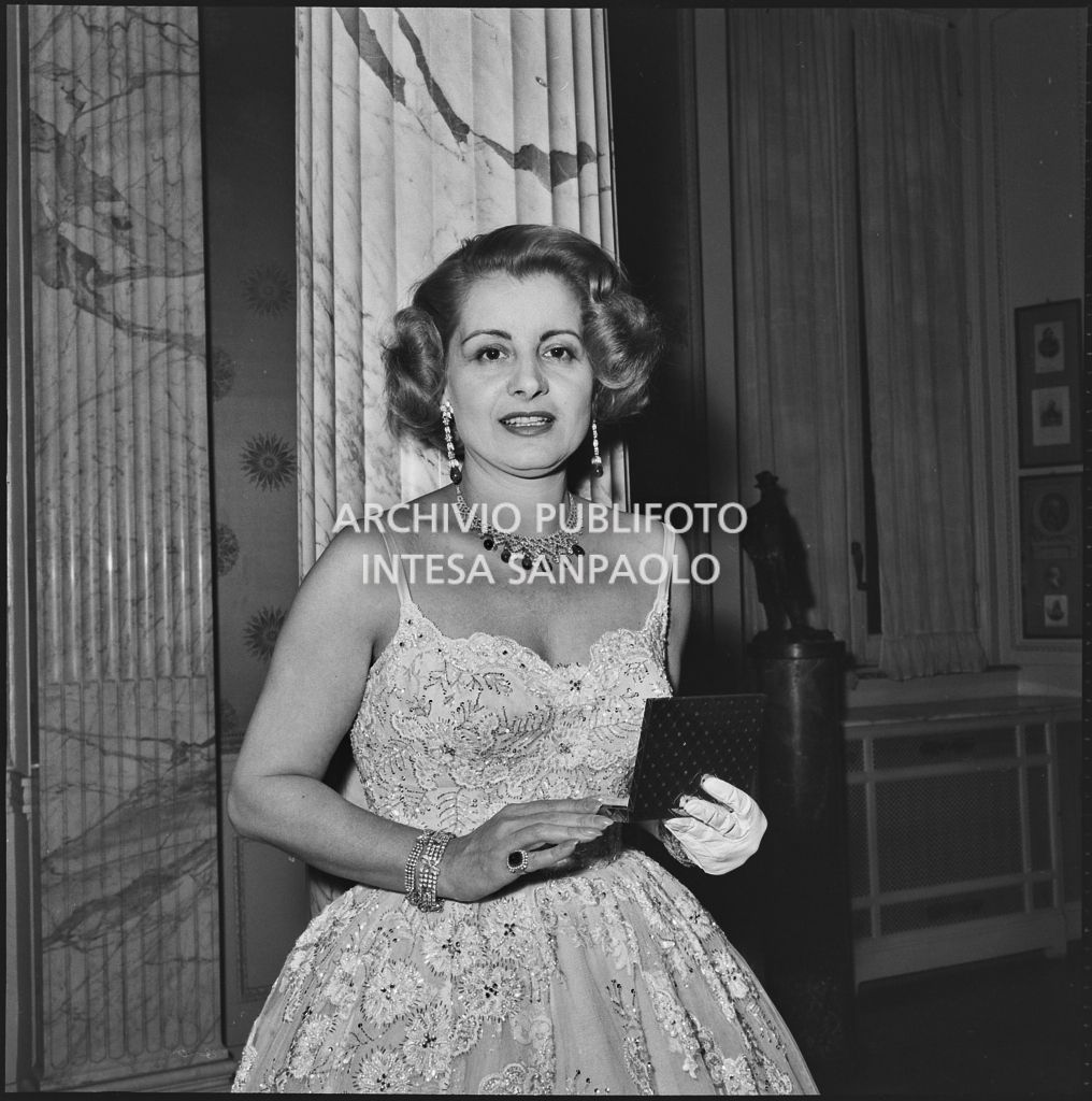 Enrica Invernizzi nel foyer del Teatro alla Scala in occasione della serata inaugurale della stagione lirica 1957-1958 con l'opera "Un ballo in maschera", di Giuseppe Verdi, diretta da Gianandrea Gavazzeni con la regia di Margherita Wallmann