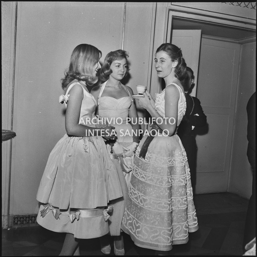 Maria Luisa Vassallo, Diana Steiner e un'altra spettatrice al bar del Teatro alla Scala in occasione della serata inaugurale della stagione lirica 1957-1958 con l'opera "Un ballo in maschera", di Giuseppe Verdi, diretta da Gianandrea Gavazzeni con la regia di Margherita Wallmann