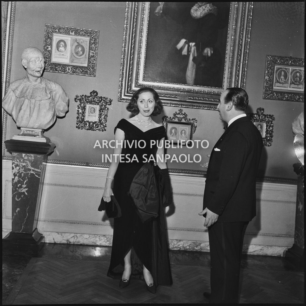 La contessa Cella, moglie del conte Franco Cella di Rivara, in compagnia di altri spettatori al Teatro alla Scala in occasione della serata inaugurale della stagione lirica 1957-1958 con l'opera "Un ballo in maschera", di Giuseppe Verdi, diretta da Gianandrea Gavazzeni con la regia di Margherita Wallmann