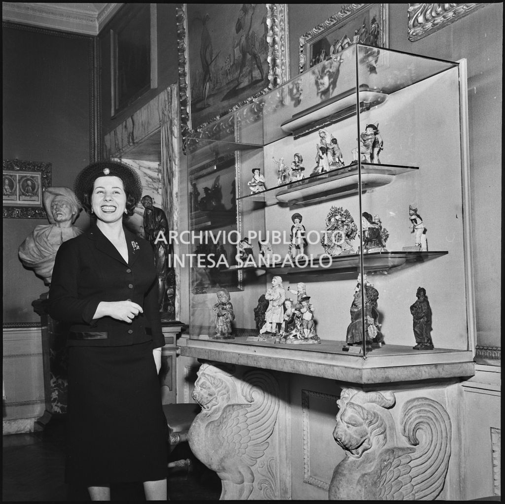 Il mezzosoprano Giulietta Simionato al museo del Teatro alla Scala in occasione della serata inaugurale della stagione lirica 1957-1958 con l'opera "Un ballo in maschera", di Giuseppe Verdi, diretta da Gianandrea Gavazzeni con la regia di Margherita Wallmann