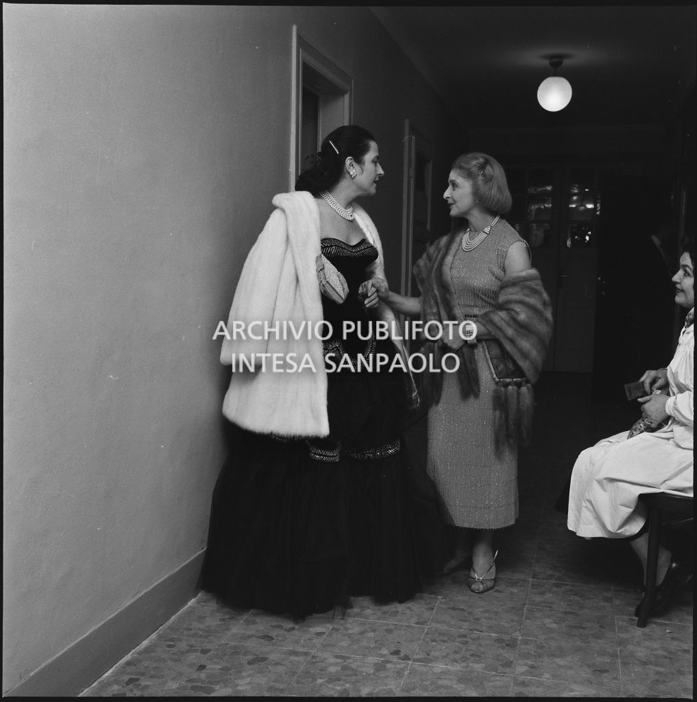 Il soprano Clara Petrella al Teatro alla Scala in occasione della serata inaugurale della stagione lirica 1957-1958 con l'opera "Un ballo in maschera", di Giuseppe Verdi, diretta da Gianandrea Gavazzeni con la regia di Margherita Wallmann