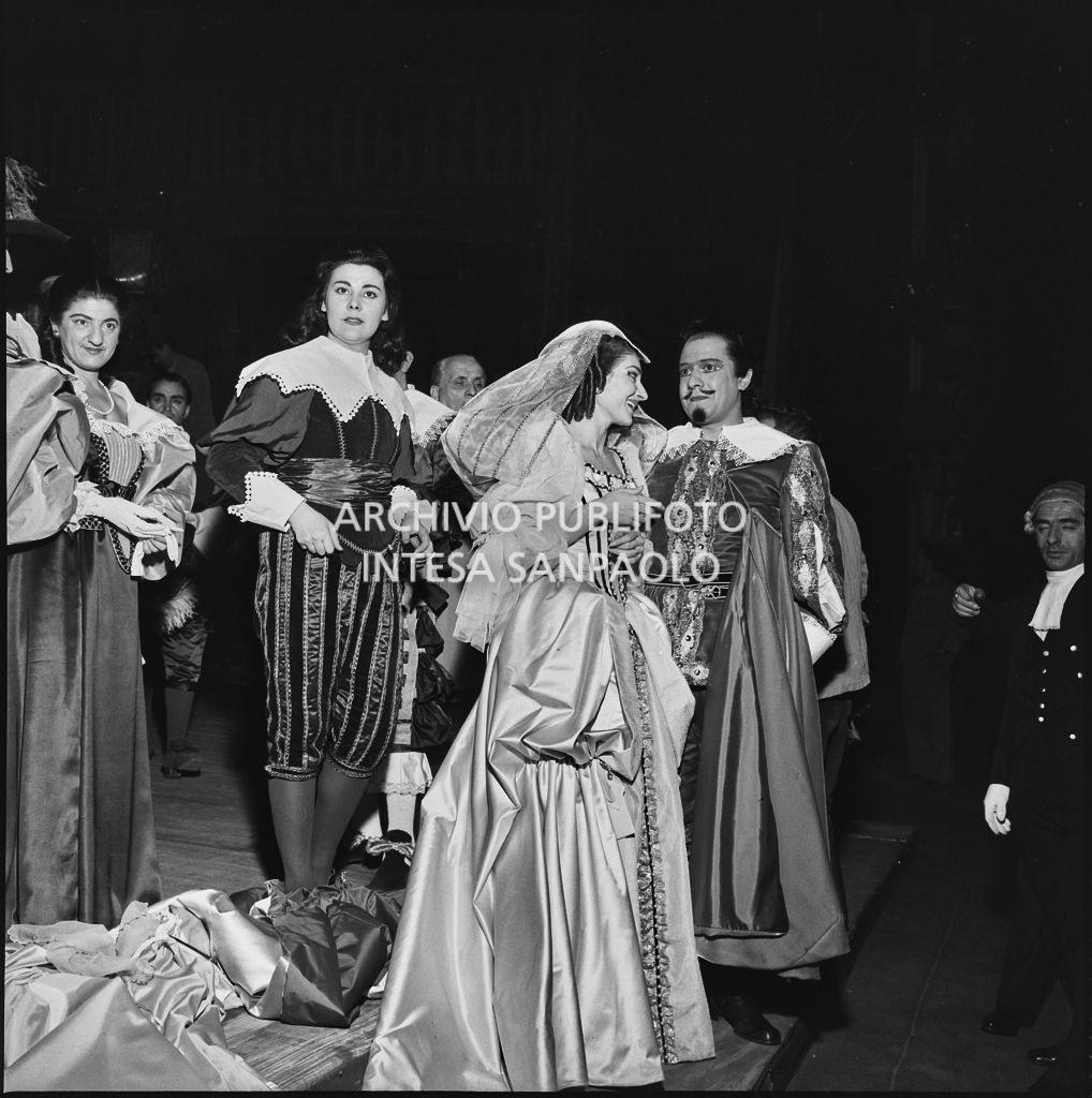 Gli artisti, in costume di scena, dietro le quinte del Teatro alla Scala in occasione della serata inaugurale della stagione lirica 1957-1958, aperta con l'opera "Un ballo in maschera", di Giuseppe Verdi, diretta da Gianandrea Gavazzeni con la regia di Margherita Wallmann