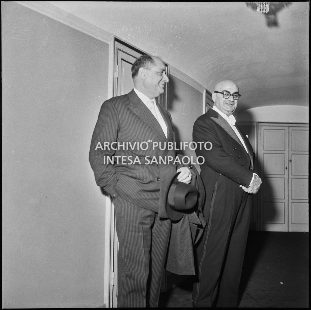 Due spettatori al Teatro alla Scala in occasione della serata inaugurale della stagione lirica 1957-1958 con l'opera "Un ballo in maschera", di Giuseppe Verdi, diretta da Gianandrea Gavazzeni con la regia di Margherita Wallmann