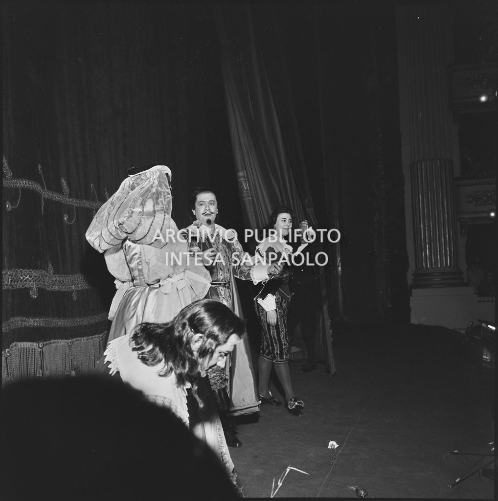 Gli artisti sul palco del Teatro alla Scala al termine dell''opera "Un ballo in maschera", di Giuseppe Verdi, diretta da Gianandrea Gavazzeni con la regia di Margherita Wallmann, che inaugura la stagione lirica 1957-1958