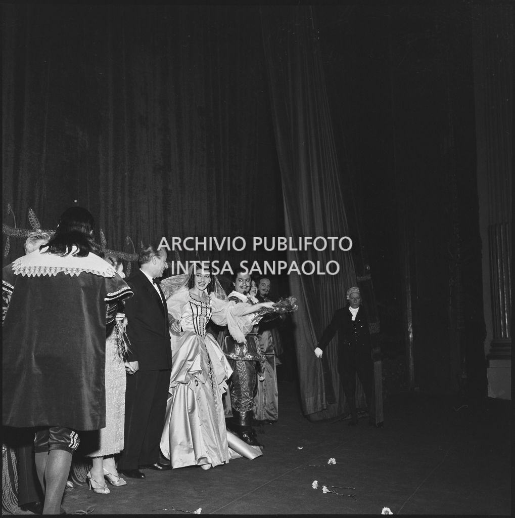 Gli artisti sul palcoscenico del Teatro alla Scala al termine dell'opera "Un ballo in maschera", di Giuseppe Verdi, diretta da Gianandrea Gavazzeni con la regia di Margherita Wallmann, che inaugura la stagione lirica 1957-1958