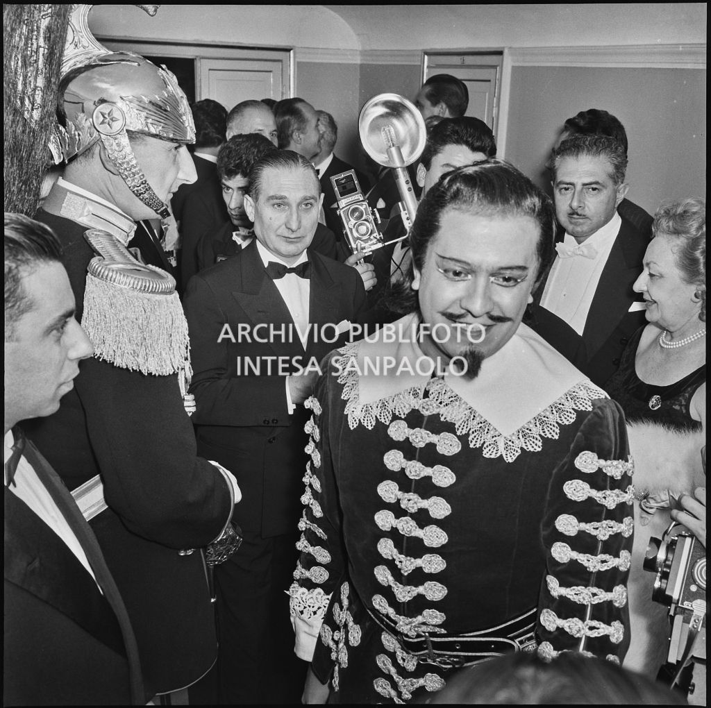 Il tenore Giuseppe di Stefano, in abiti di scena, tra gli spettatori al termine dell'opera "Un ballo in maschera", di Giuseppe Verdi, diretta da Gianandrea Gavazzeni con la regia di Margherita Wallmann, con cui si inaugura la stagione lirica 1957-1958 del Teatro alla Scala