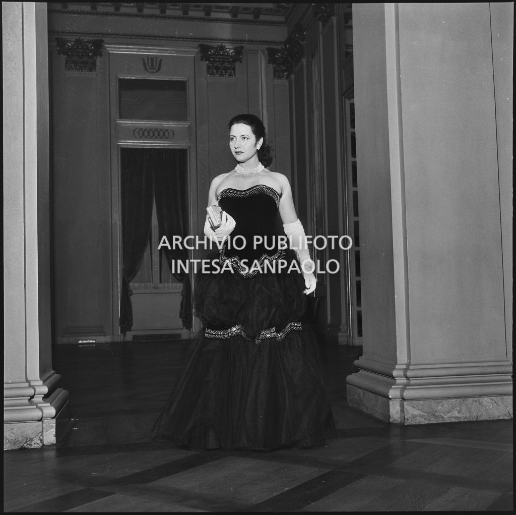 Il soprano Clara Petrella al Teatro alla Scala in occasione della serata inaugurale della stagione lirica 1957-1958 con l'opera "Un ballo in maschera", di Giuseppe Verdi, diretta da Gianandrea Gavazzeni con la regia di Margherita Wallmann