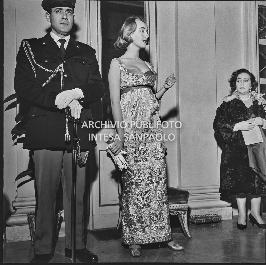 Beatrice Faccioli, Miss Italia 1957, nel foyer del Teatro alla Scala in occasione della serata inaugurale della stagione lirica 1957-1958 con l'opera "Un ballo in maschera", di Giuseppe Verdi, diretta da Gianandrea Gavazzeni con la regia di Margherita Wallmann