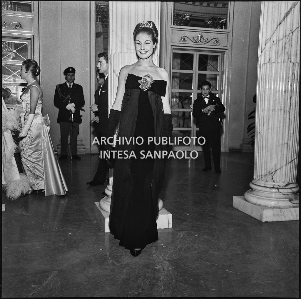 Eletta Polvani nel foyer del Teatro alla Scala in occasione della serata inaugurale della stagione lirica 1957-1958 con l'opera "Un ballo in maschera", di Giuseppe Verdi, diretta da Gianandrea Gavazzeni con la regia di Margherita Wallmann