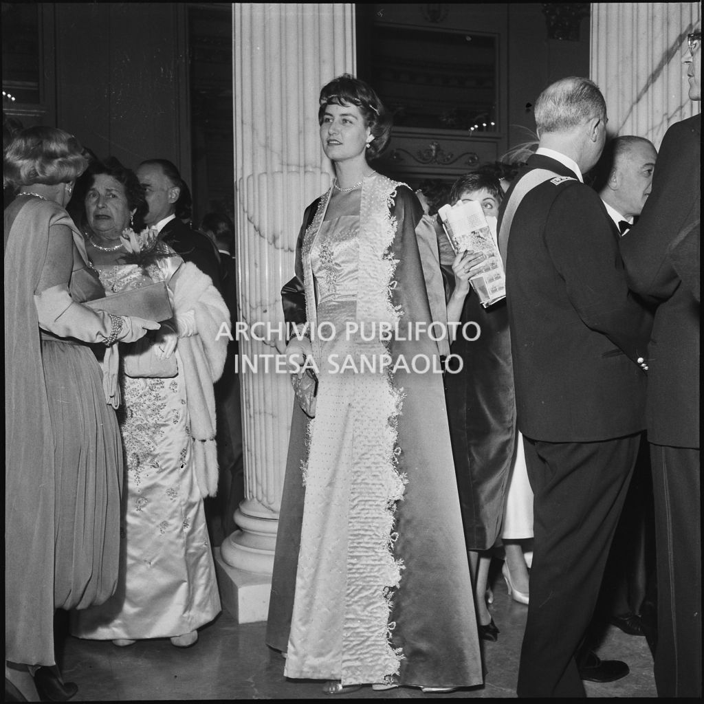 Rita Cook nel foyer del Teatro alla Scala in occasione della serata inaugurale della stagione lirica 1957-1958 con l'opera "Un ballo in maschera", di Giuseppe Verdi, diretta da Gianandrea Gavazzeni con la regia di Margherita Wallmann
