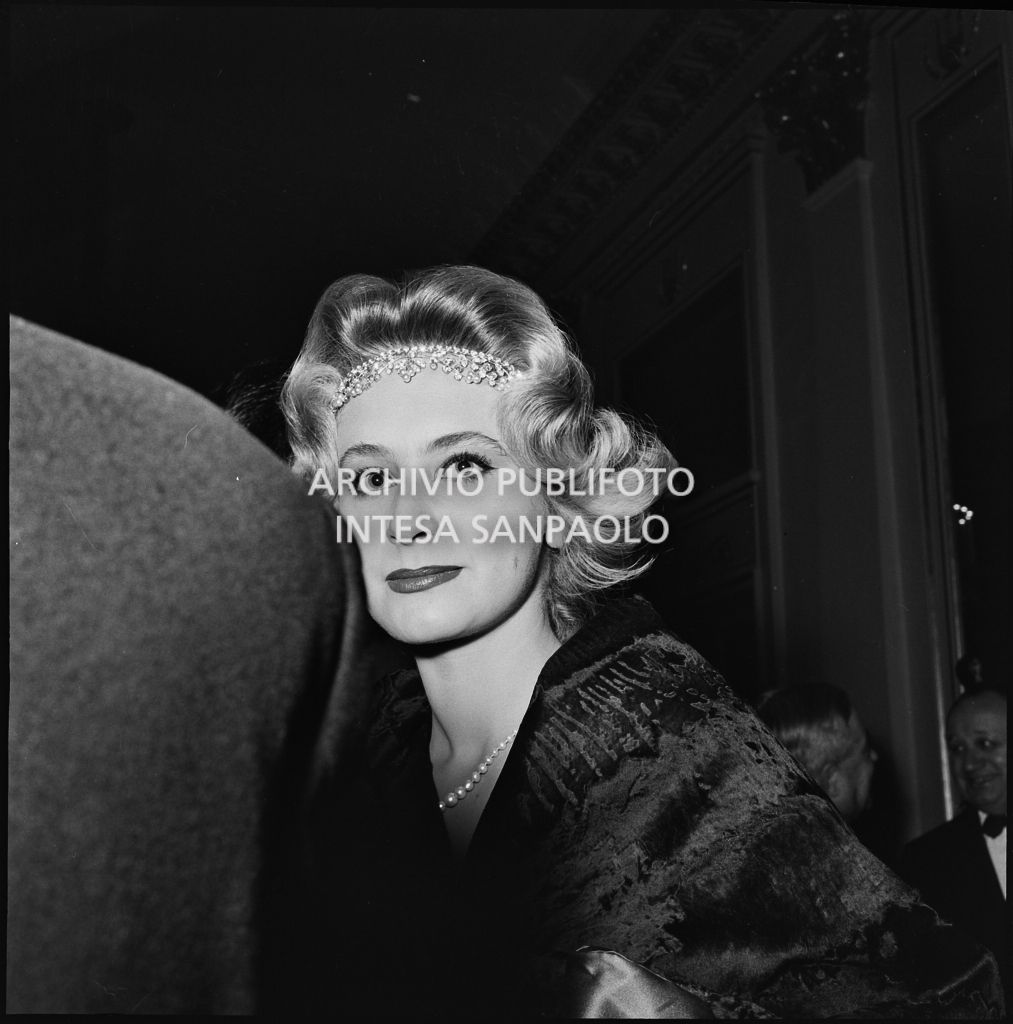 Inaugurazione della stagione lirica 1957-1958 del Teatro alla Scala con l'opera "Un ballo in maschera", di Giuseppe Verdi, diretta da Gianandrea Gavazzeni con la regia di Margherita Wallmann