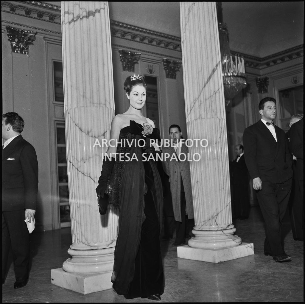 Eletta Polvani nel foyer del Teatro alla Scala in occasione della serata inaugurale della stagione lirica 1957-1958 con l'opera "Un ballo in maschera", di Giuseppe Verdi, diretta da Gianandrea Gavazzeni con la regia di Margherita Wallmann