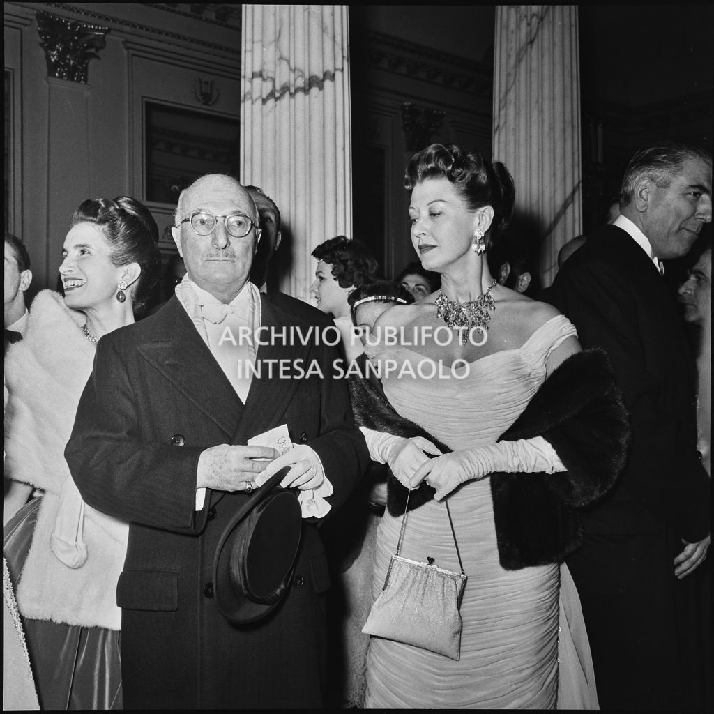 L'ambasciatore americano James David Zellerbach con la figlia nel foyer del Teatro alla Scala in occasione della serata inaugurale della stagione lirica 1957-1958 con l'opera "Un ballo in maschera", di Giuseppe Verdi, diretta da Gianandrea Gavazzeni con la regia di Margherita Wallmann