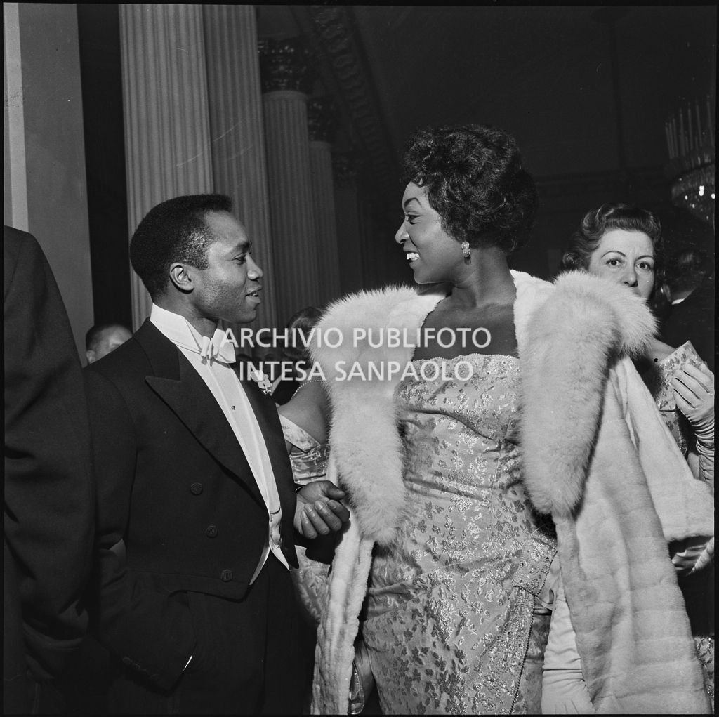 Il soprano Gloria Davy al Teatro alla Scala in occasione della serata inaugurale della stagione lirica 1957-1958 con l'opera "Un ballo in maschera", di Giuseppe Verdi, diretta da Gianandrea Gavazzeni con la regia di Margherita Wallmann