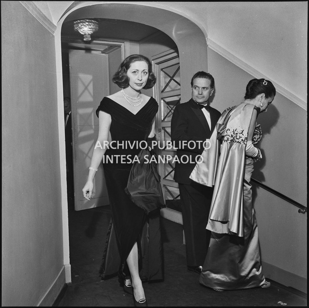 La contessa Cella al Teatro alla Scala in occasione della serata inaugurale della stagione lirica 1957-1958 con l'opera "Un ballo in maschera", di Giuseppe Verdi, diretta da Gianandrea Gavazzeni con la regia di Margherita Wallmann