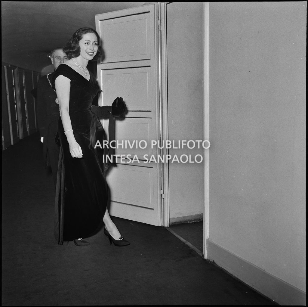 La contessa Cella all'ingresso di uno dei palchi del Teatro alla Scala in occasione della serata inaugurale della stagione lirica 1957-1958 con l'opera "Un ballo in maschera", di Giuseppe Verdi, diretta da Gianandrea Gavazzeni con la regia di Margherita Wallmann