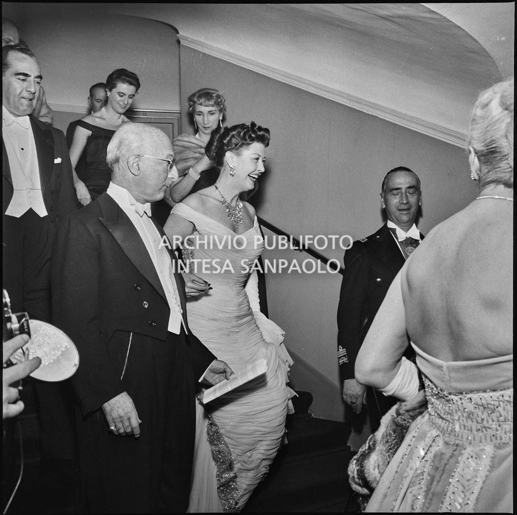 L'ambasciatore americano James David Zellerbach con la figlia ed altri spettatori al Teatro alla Scala in occasione della serata inaugurale della stagione lirica 1957-1958 con l'opera "Un ballo in maschera", di Giuseppe Verdi, diretta da Gianandrea Gavazzeni con la regia di Margherita Wallmann