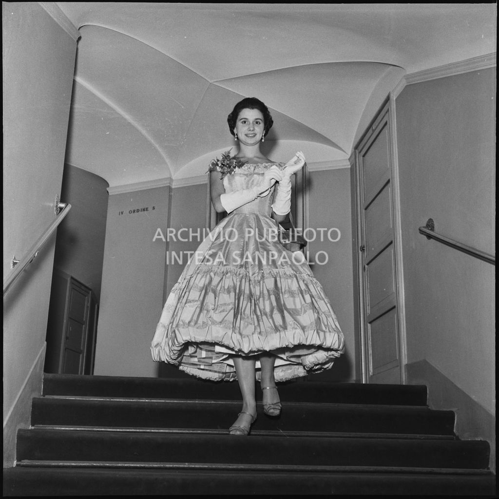 Stellina Magri, nipote di Antonio Ghiringhelli, al Teatro alla Scala in occasione della serata inaugurale della stagione lirica 1957-1958 con l'opera "Un ballo in maschera", di Giuseppe Verdi, diretta da Gianandrea Gavazzeni con la regia di Margherita Wallmann
