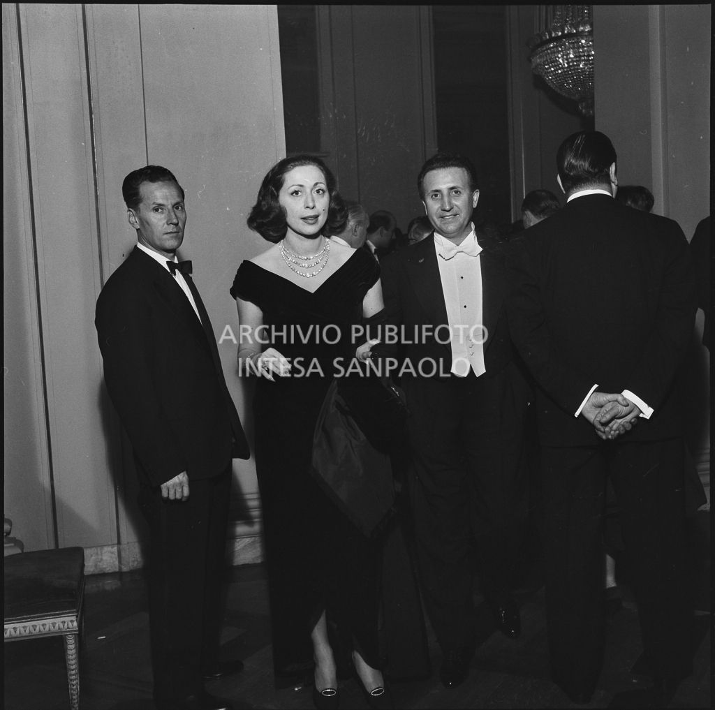 Il conte Franco Cella di Rivara e la moglie nel foyer del Teatro alla Scala in occasione della serata inaugurale della stagione lirica 1957-1958 con l'opera "Un ballo in maschera", di Giuseppe Verdi, diretta da Gianandrea Gavazzeni con la regia di Margherita Wallmann