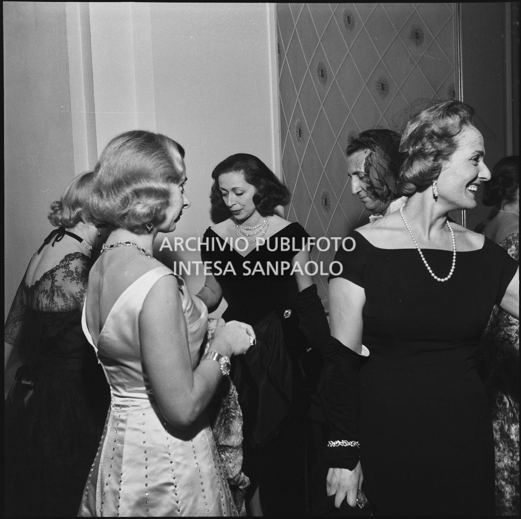 Spettatori nel foyer del Teatro alla Scala in occasione della serata inaugurale della stagione lirica 1957-1958 con l'opera "Un ballo in maschera", di Giuseppe Verdi, diretta da Gianandrea Gavazzeni con la regia di Margherita Wallmann