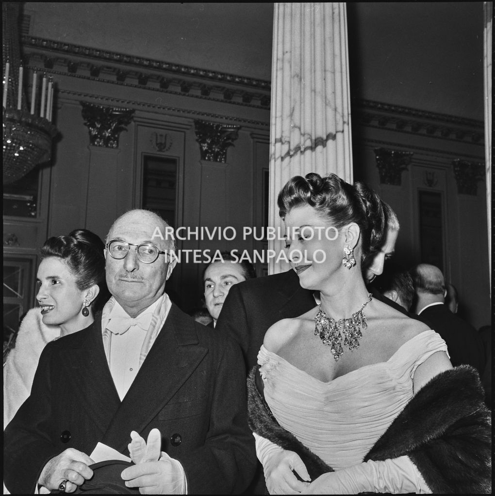 L'ambasciatore americano James David Zellerbach con la figlia nel foyer del Teatro alla Scala in occasione della serata inaugurale della stagione lirica 1957-1958 con l'opera "Un ballo in maschera", di Giuseppe Verdi, diretta da Gianandrea Gavazzeni con la regia di Margherita Wallmann