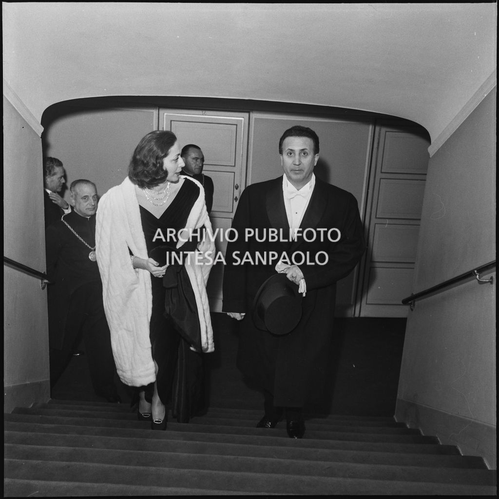 Il conte Franco Cella di Rivara con la moglie al Teatro alla Scala in occasione della serata inaugurale della stagione lirica 1957-1958 con l'opera "Un ballo in maschera", di Giuseppe Verdi, diretta da Gianandrea Gavazzeni con la regia di Margherita Wallmann