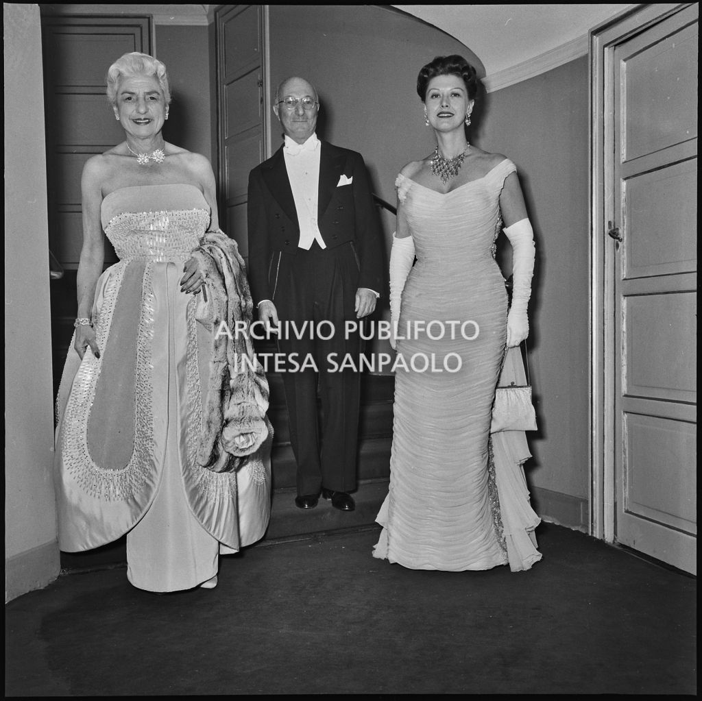 L'ambasciatore americano James David Zellerbach con la moglie e la figlia al Teatro alla Scala in occasione della serata inaugurale della stagione lirica 1957-1958 con l'opera "Un ballo in maschera", di Giuseppe Verdi, diretta da Gianandrea Gavazzeni con la regia di Margherita Wallmann