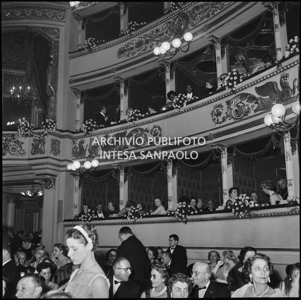 Vista sui palchi del Teatro alla Scala, gremiti di gente, in occasione della serata inaugurale della stagione lirica 1957-1958 con l'opera "Un ballo in maschera", di Giuseppe Verdi, diretta da Gianandrea Gavazzeni con la regia di Margherita Wallmann