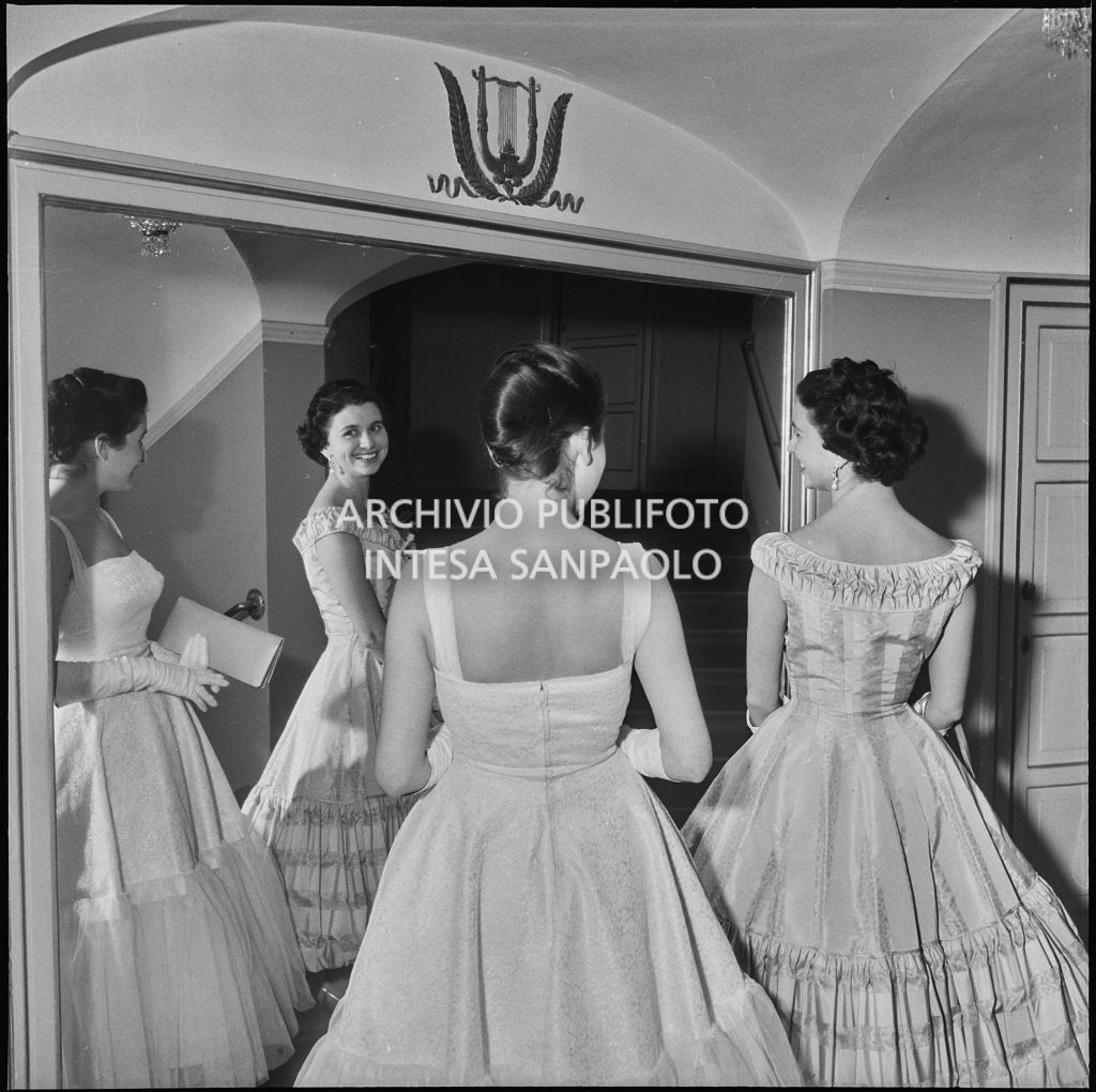Stellina e Antonia Magri, nipoti di Antonio Ghiringhelli, davanti ad uno specchio al Teatro alla Scala in occasione della serata inaugurale della stagione lirica 1957-1958 con l'opera "Un ballo in maschera", di Giuseppe Verdi, diretta da Gianandrea Gavazzeni con la regia di Margherita Wallmann