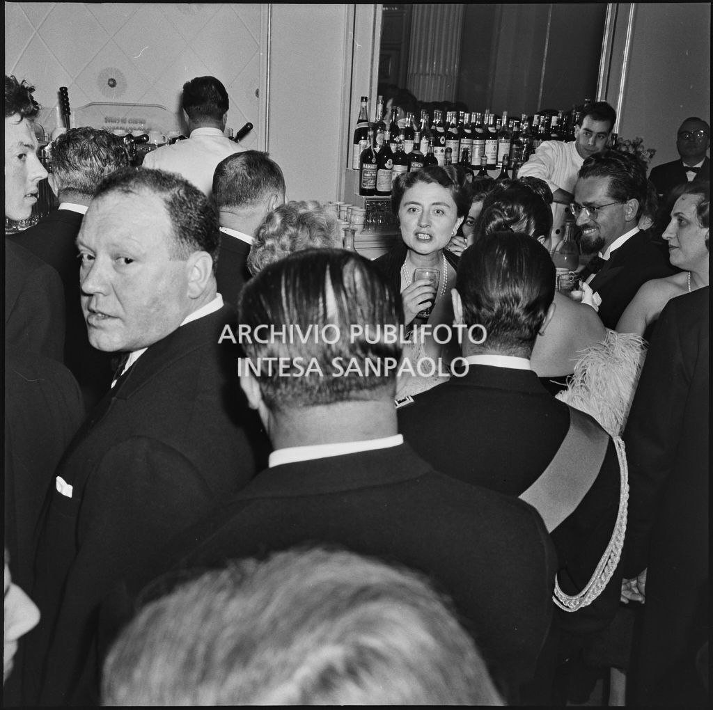 Carla Bissatini, moglie del presidente della Repubblica Giovanni Gronchi, al Bar del Teatro alla Scala in occasione della serata inaugurale della stagione lirica 1957-1958 con l'opera "Un ballo in maschera", di Giuseppe Verdi, diretta da Gianandrea Gavazzeni con la regia di Margherita Wallmann