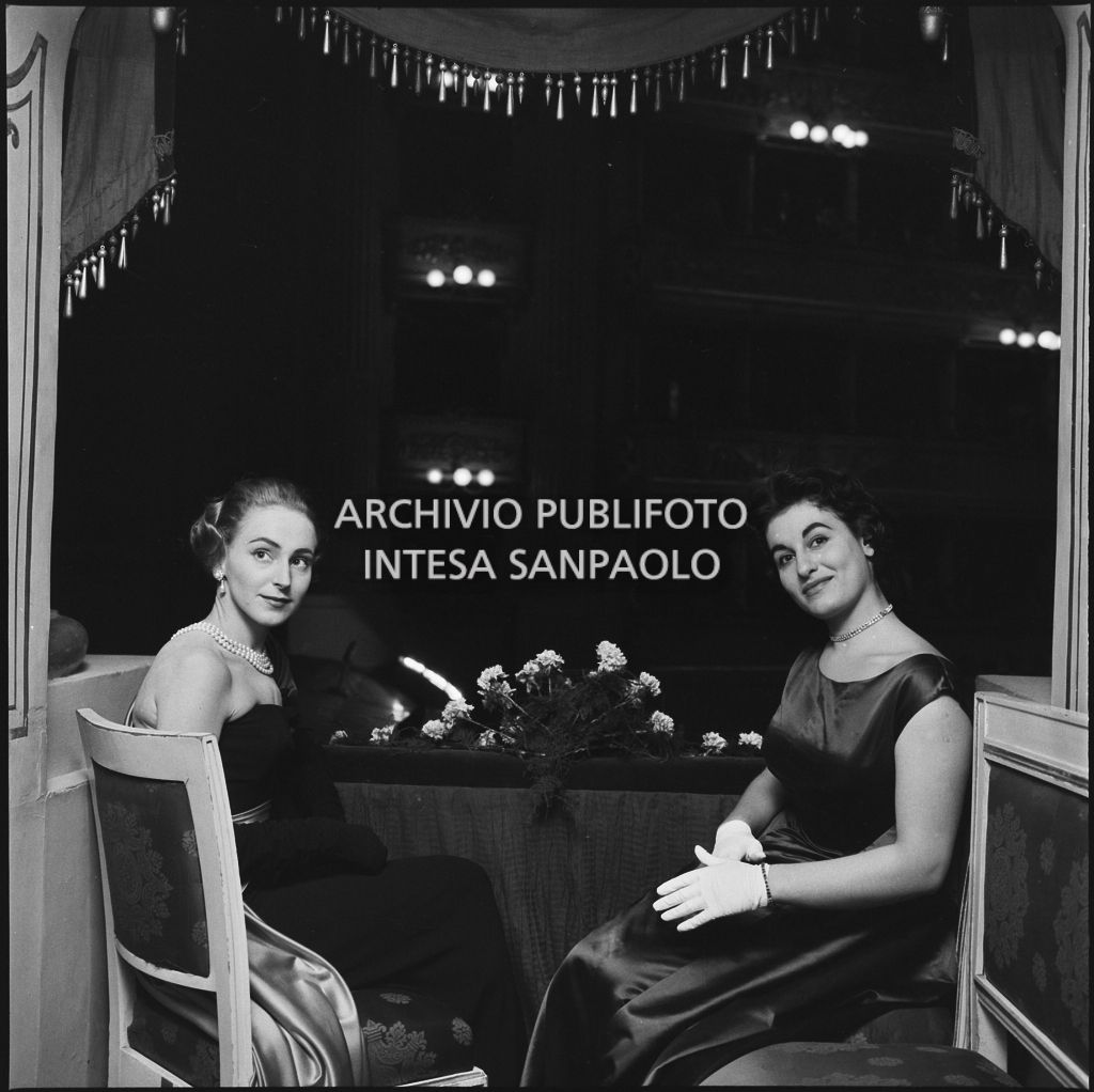 Emanuela di Castelbarco Toscanini e Eliana de Sabata accomodate in un palco del Teatro alla Scala in occasione della serata inaugurale della stagione lirica 1957-1958 con l'opera di Giuseppe Verdi "Un ballo in maschera", diretta da Gianandrea Gavazzeni e con la regia di Margherita Wallmann