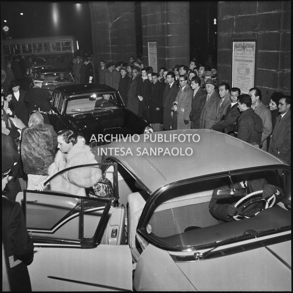 Arrivo Degli Spettatori Al Teatro Alla Scala In Occasione Della Serata ...