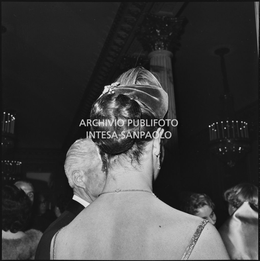 Acconciatura di una spettatrice presente all'inaugurazione della stagione lirica 1957-1958 del Teatro alla Scala, aperta con l'opera "Un ballo in maschera", di Giuseppe Verdi, diretta dallo stesso Gavazzeni, con la regia di Margherita Wallmann