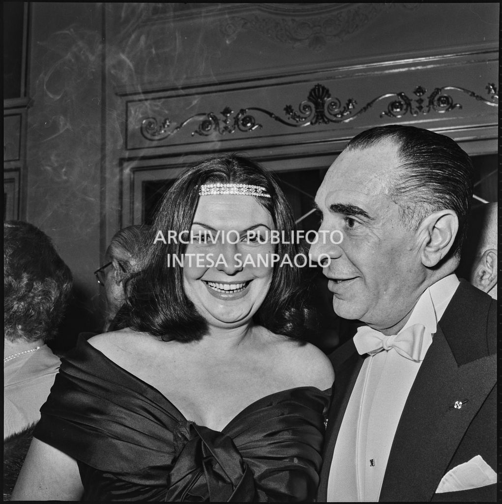 Due spettatori nel foyer del Teatro alla Scala in occasione della serata inaugurale della stagione lirica 1957-1958 con l'opera "Un ballo in maschera", di Giuseppe Verdi, diretta da Gianandrea Gavazzeni con la regia di Margherita Wallmann
