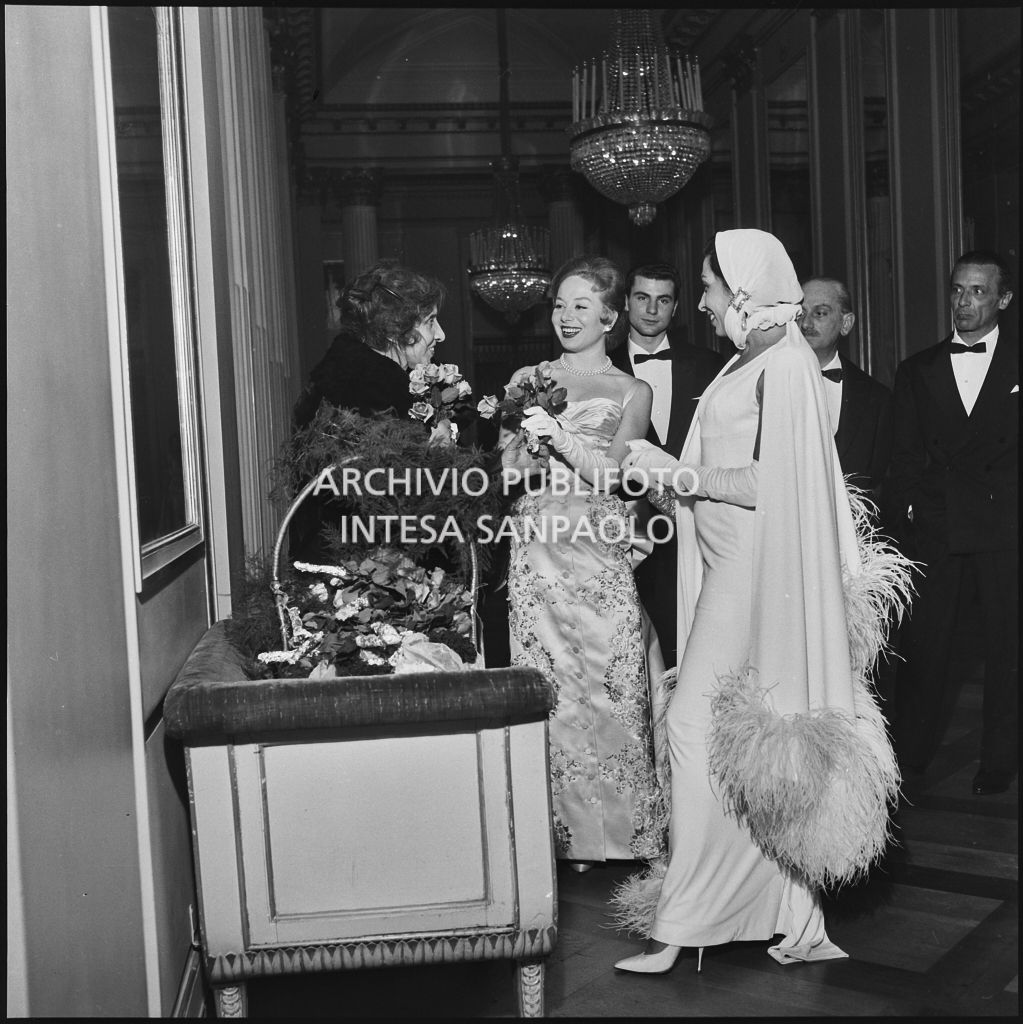 Maria Pica e Gioia Lombroso nel foyer del Teatro alla Scala in occasione della serata inaugurale della stagione lirica 1957-1958 con l'opera "Un ballo in maschera", di Giuseppe Verdi, diretta da Gianandrea Gavazzeni con la regia di Margherita Wallmann