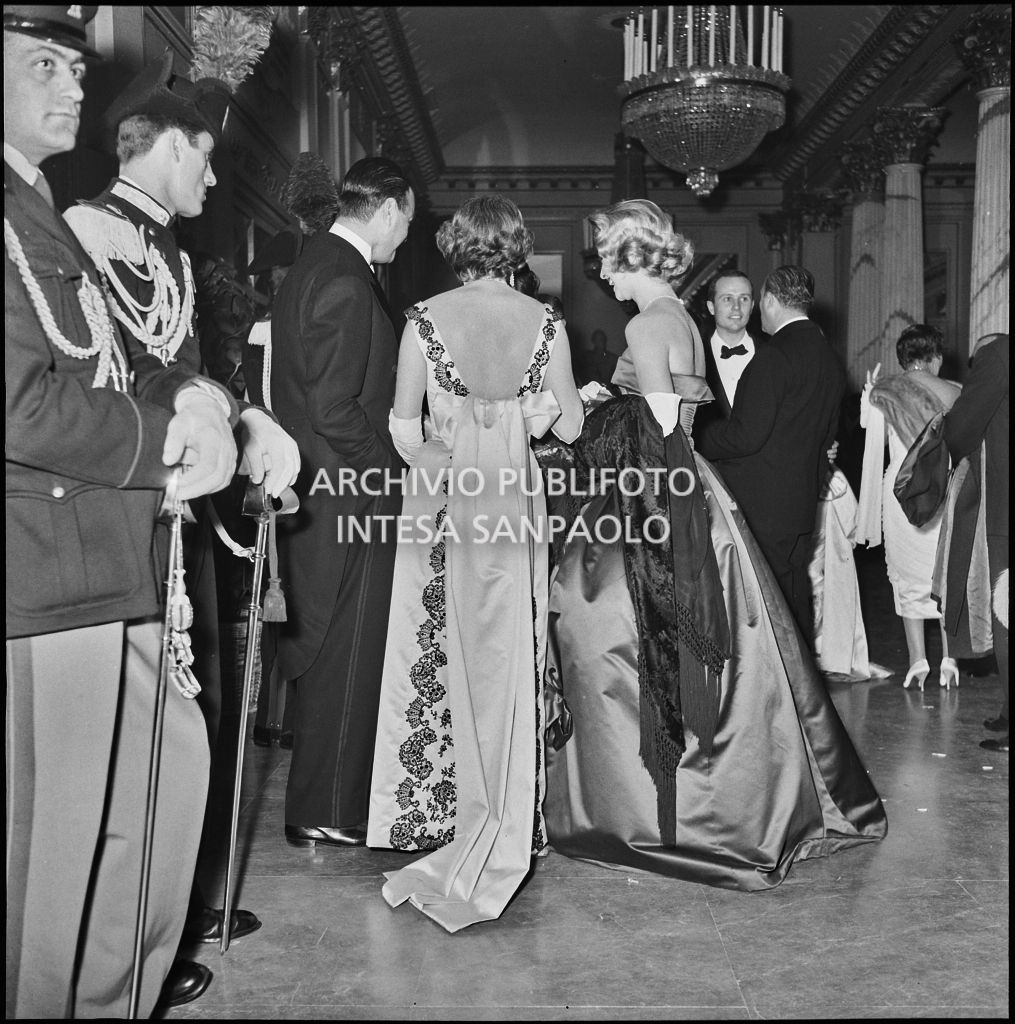 Spettatori nel foyer del Teatro alla Scala in occasione della serata inaugurale della stagione lirica 1957-1958 con l'opera "Un ballo in maschera", di Giuseppe Verdi, diretta da Gianandrea Gavazzeni con la regia di Margherita Wallmann