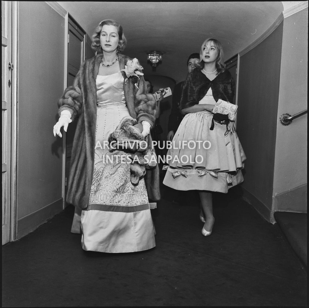 La signora Vassallo con la figlia, Maria Luisa Vassallo, al Teatro alla Scala in occasione della serata inaugurale della stagione lirica 1957-1958 con l'opera "Un ballo in maschera", di Giuseppe Verdi, diretta da Gianandrea Gavazzeni con la regia di Margherita Wallmann