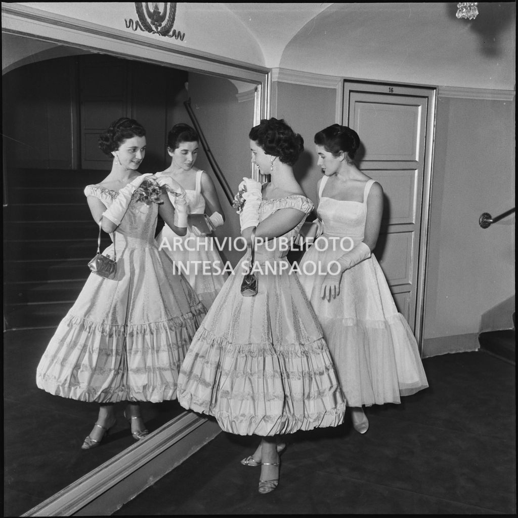 Stellina e Antonia Magri, nipoti di Antonio Ghiringhelli, davanti ad uno specchio al Teatro alla Scala in occasione della serata inaugurale della stagione lirica 1957-1958 con l'opera "Un ballo in maschera", di Giuseppe Verdi, diretta da Gianandrea Gavazzeni con la regia di Margherita Wallmann