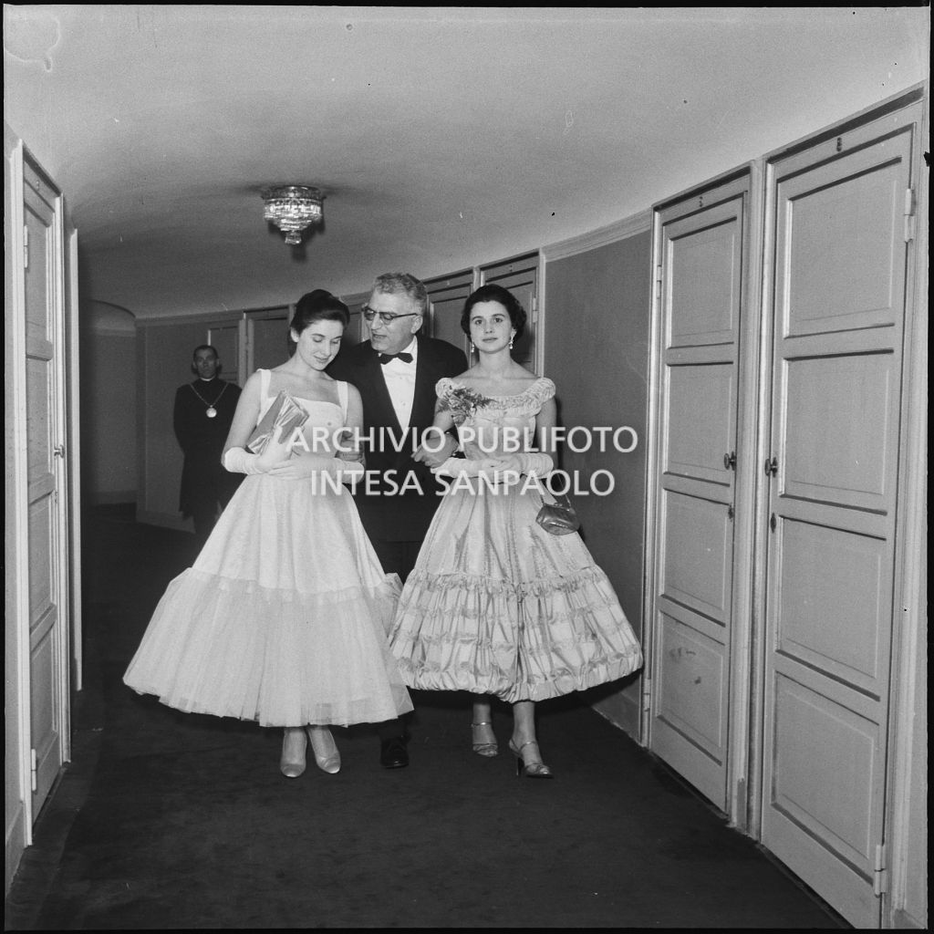 Stellina e Antonia Magri, nipoti di Antonio Ghiringhelli, con un altro spettatore al Teatro alla Scala in occasione della serata inaugurale della stagione lirica 1957-1958 con l'opera "Un ballo in maschera", di Giuseppe Verdi, diretta da Gianandrea Gavazzeni con la regia di Margherita Wallmann